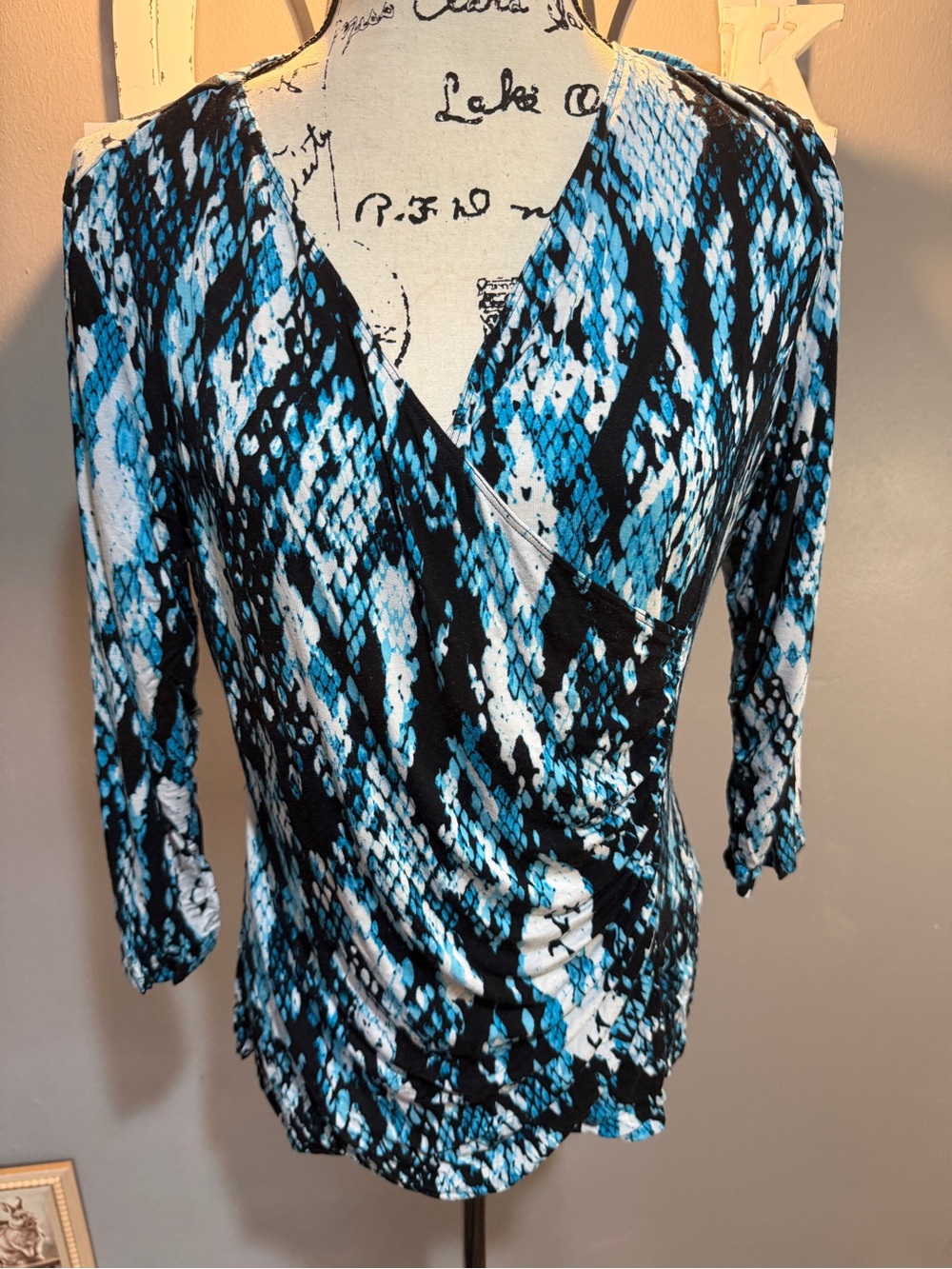 DANA BUCHMAN BLUE/BLACK/WHITE SNAKE PRINT WRAP STYLE BLOUSE SZ L